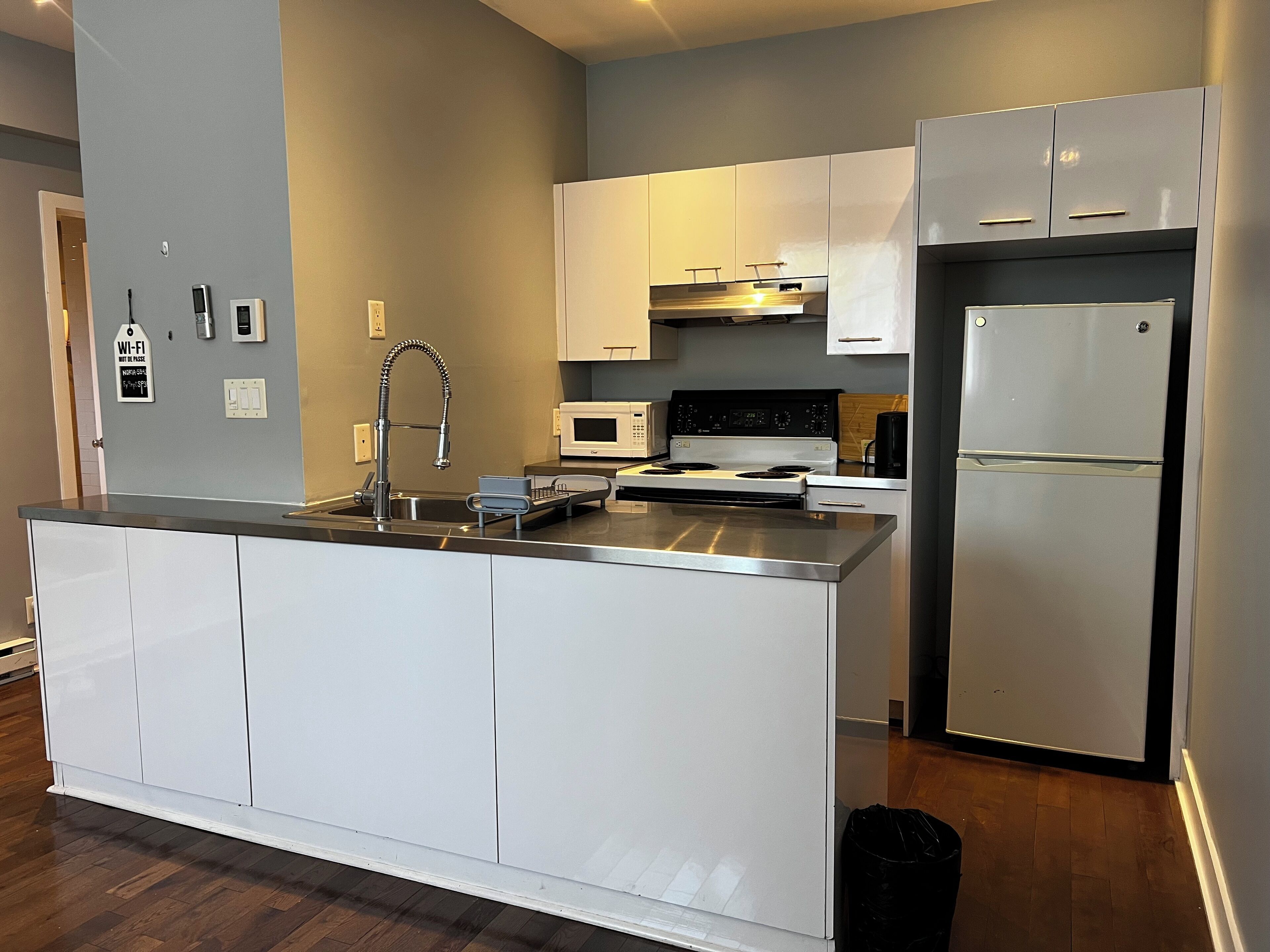 Micro-ondes, four, plaque de cuisson