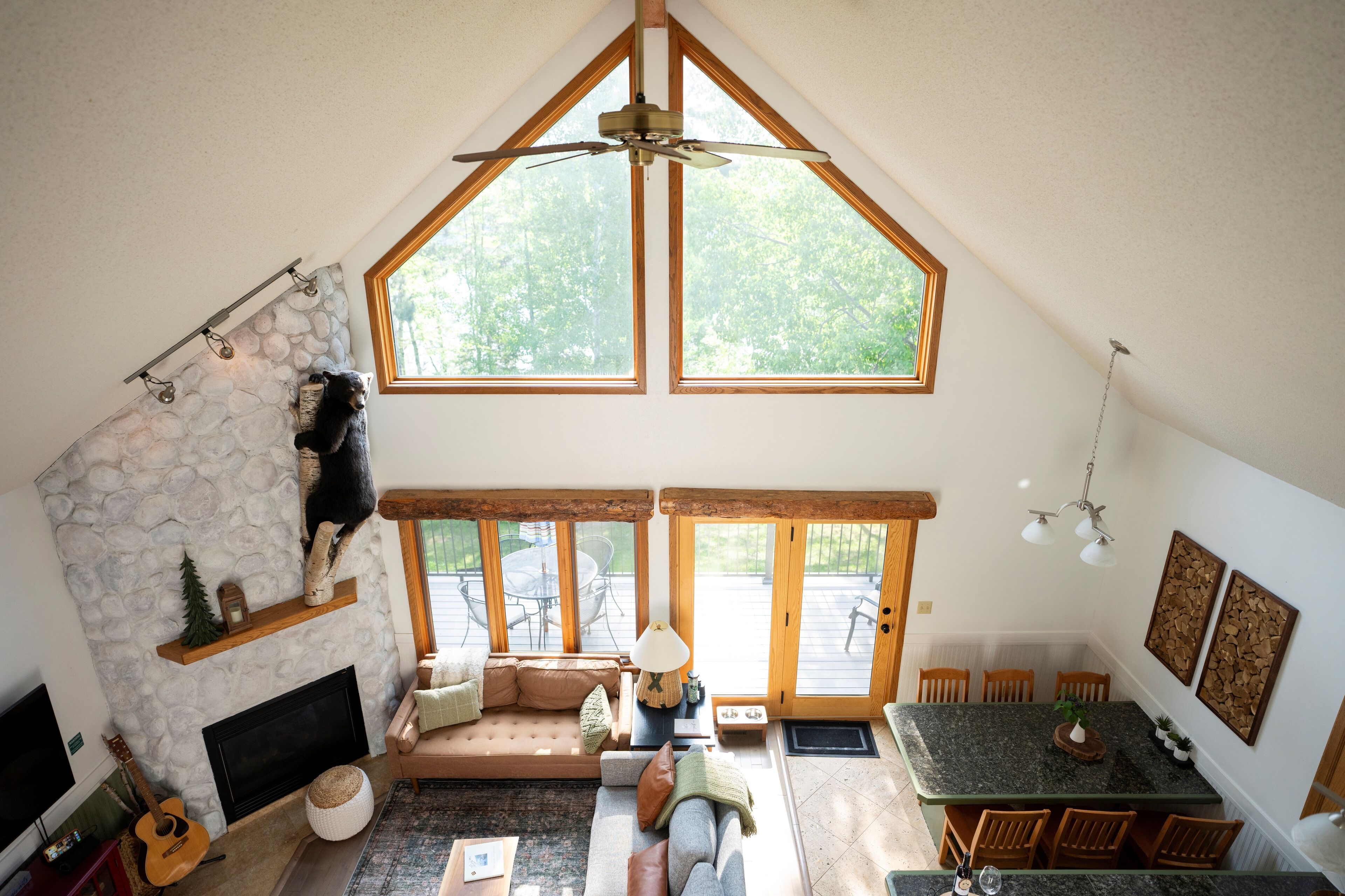 Smart TV, fireplace, books, stereo