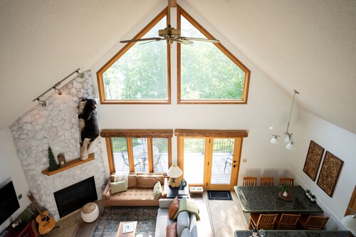 WALDEN HAUS -Lakefront Chalet- Dog Friendly & Breakfast-Ski-Golf-Bike-Hike-Swim