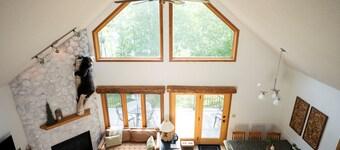 WALDEN HAUS -Lakefront Chalet- Dog Friendly & Breakfast-Ski-Golf-Bike-Hike-Swim