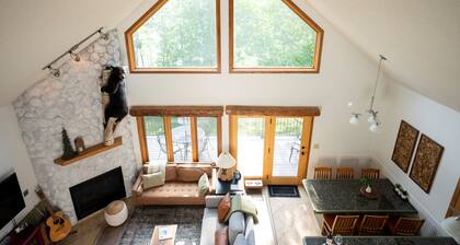 WALDEN HAUS -Lakefront Chalet- Dog Friendly & Breakfast-Ski-Golf-Bike-Hike-Swim