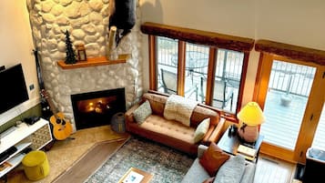Smart TV, fireplace, books, stereo