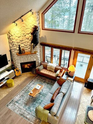 Smart TV, fireplace, books, stereo