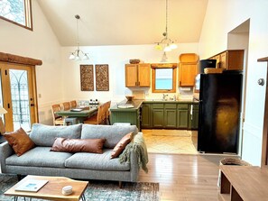 Smart TV, fireplace, books, stereo