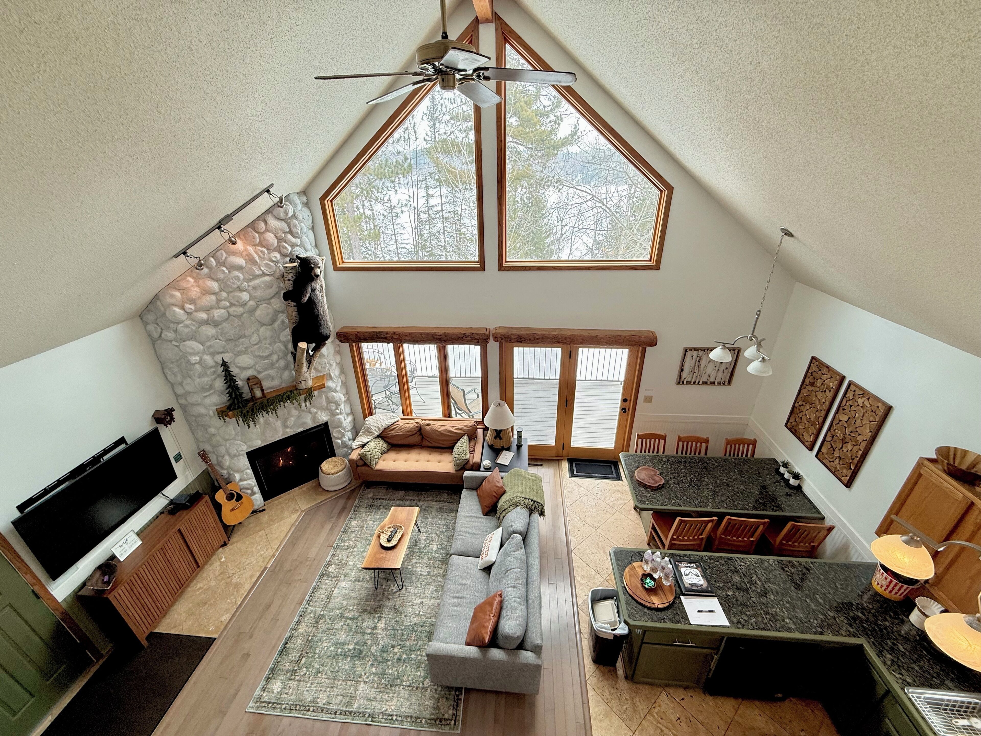 Smart TV, fireplace, books, stereo