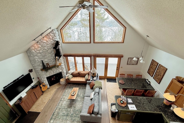 Smart TV, fireplace, books, stereo