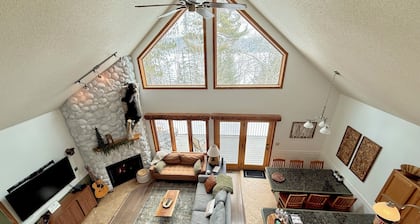 WALDEN HAUS -Lakefront Chalet- Dog Friendly & Breakfast-Ski-Golf-Bike-Hike-Swim
