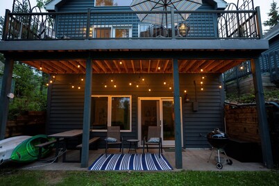 WALDEN HAUS -Lakefront Chalet- Dog Friendly & Breakfast-Golf-Bike-Ski-Hike-Swim