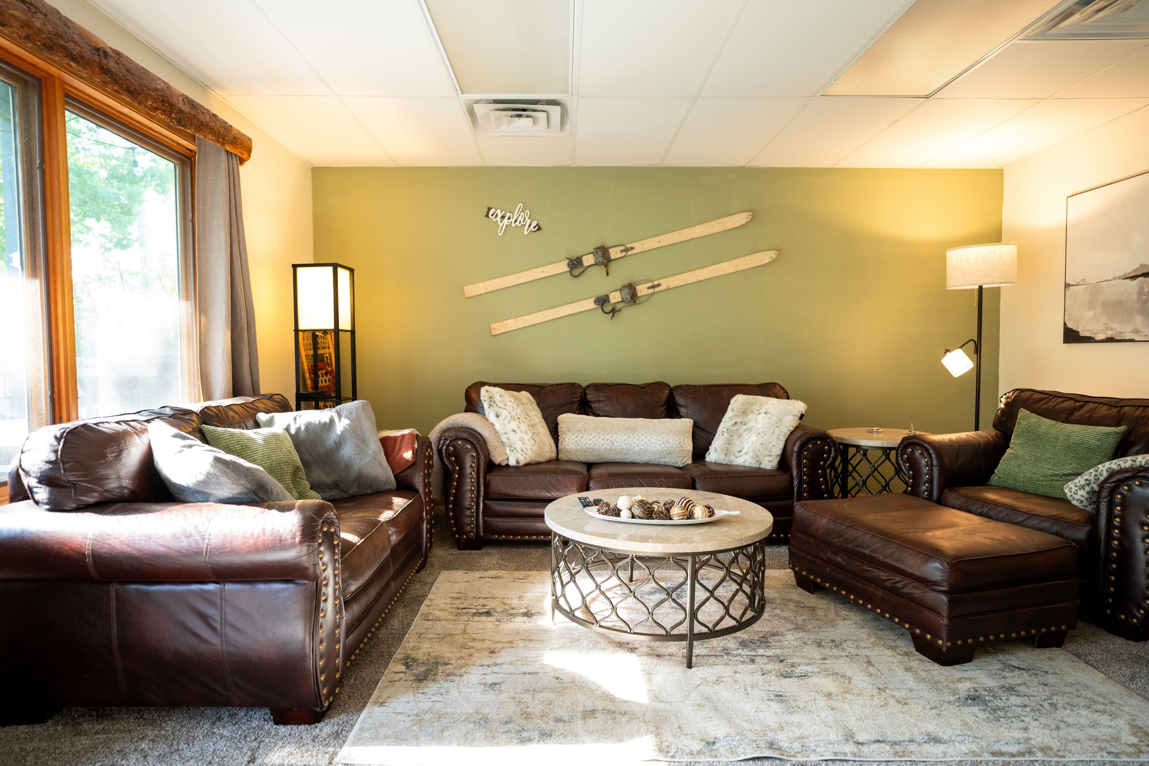 Smart TV, fireplace, books, stereo