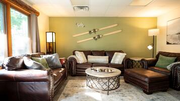 Smart TV, fireplace, books, stereo