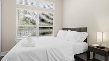 2 habitaciones, escritorio y tabla de planchar con plancha