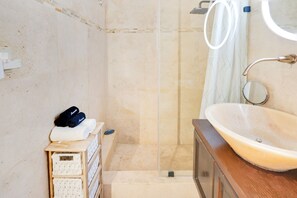 Dusche, Haartrockner, Handtücher, Seife
