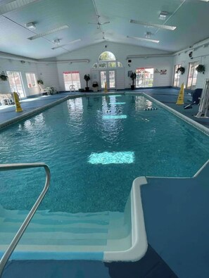 Una piscina cubierta, una piscina climatizada