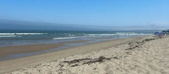 Cozy Newly Renovated 2-bedroom Condo By The Beach 