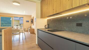 Frigorifero, microonde, lavastoviglie, pentole/stoviglie/utensili