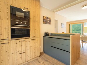 ثلاجة، ميكروويف، غسالة أطباق، مستلزمات طهي/أطباق/أوعية