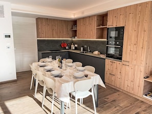 Kühlschrank, Mikrowelle, Geschirrspüler, Toaster
