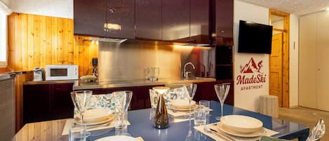 Kühlschrank, Mikrowelle, Ofen, Geschirrspüler