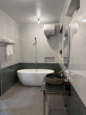 Separate bathtub and shower, slippers, soap, shampoo - Tamcoc Peaceful Homestay (Hoa Lu)