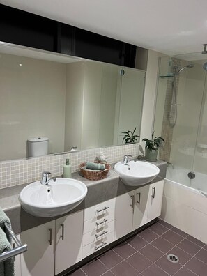 Sèche-cheveux, serviettes fournies, savon, papier toilette