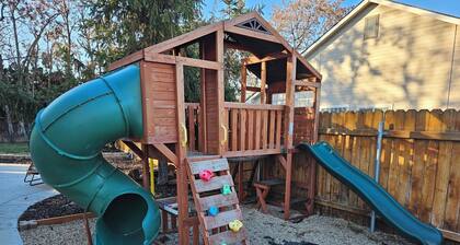 Centrally Located 1500 SqFt Private Guest Suite w/ Hot Tub