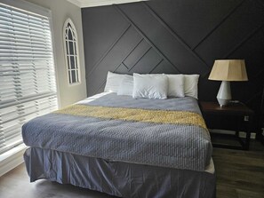 6 soverom, safe på rommet, skrivebord og strykejern/-brett