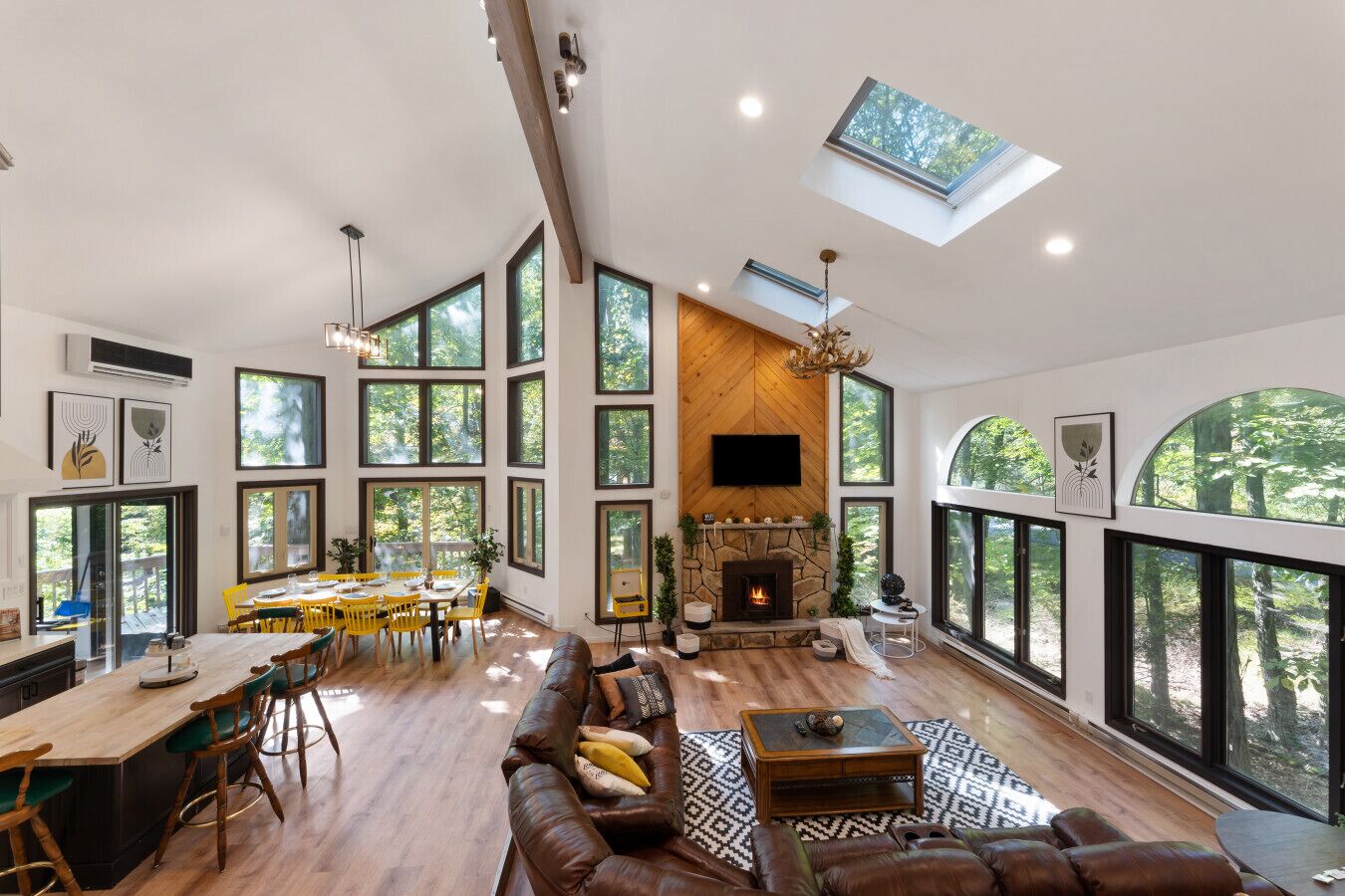 Smart TV, fireplace, table tennis, offices