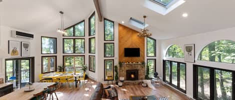 Una Smart TV, una chimenea, una mesa de tenis de mesa, una oficina