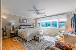 3 dormitorios, escritorio, tabla de planchar con plancha y cuna de viaje