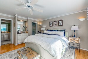 3 bedrooms, desk, iron/ironing board, travel crib - Beehive Treehouse: River Views/HT/Walk to Midtown! (Ruidoso)