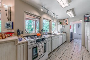 Køleskab, mikrobølgeovn, ovn, kogeplade