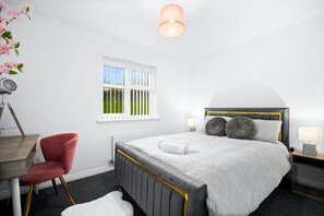 3 bedrooms, desk, WiFi, bed sheets