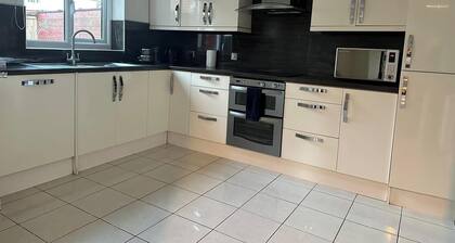 House - Sleeps 12 - Parking - WiFi