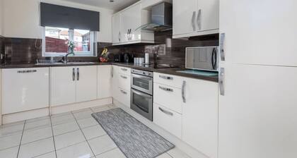 House - Sleeps 10 - Parking - WiFi