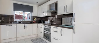 House - Sleeps 10 - Parking - WiFi