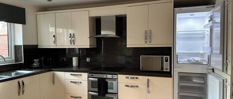 Refrigerador, microondas, horno, placa de cocina