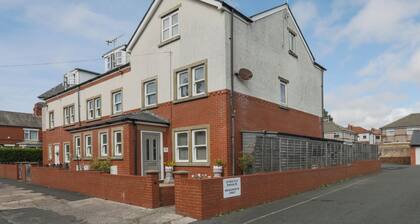 House - Sleeps 10 - Parking - WiFi