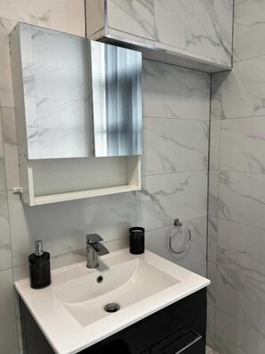 Douche, sèche-cheveux, serviettes fournies