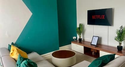 2 Bed Flat - Sleeps 5 - Pets - Parking - Wifi