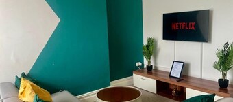 2 Bed Flat - Sleeps 5 - Pets - Parking - Wifi