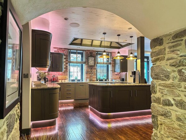 Fridge, microwave, oven, stovetop - The Catacombs-Barbican - Pet Friendly - 5 Guests (Plymouth)