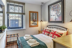 3 habitaciones, tabla de planchar con plancha, wifi y ropa de cama 
