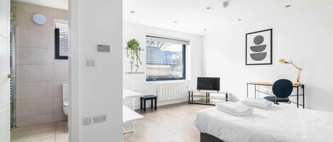 3 室のベッドルーム、デスク、アイロン / アイロン台、WiFi (無料)