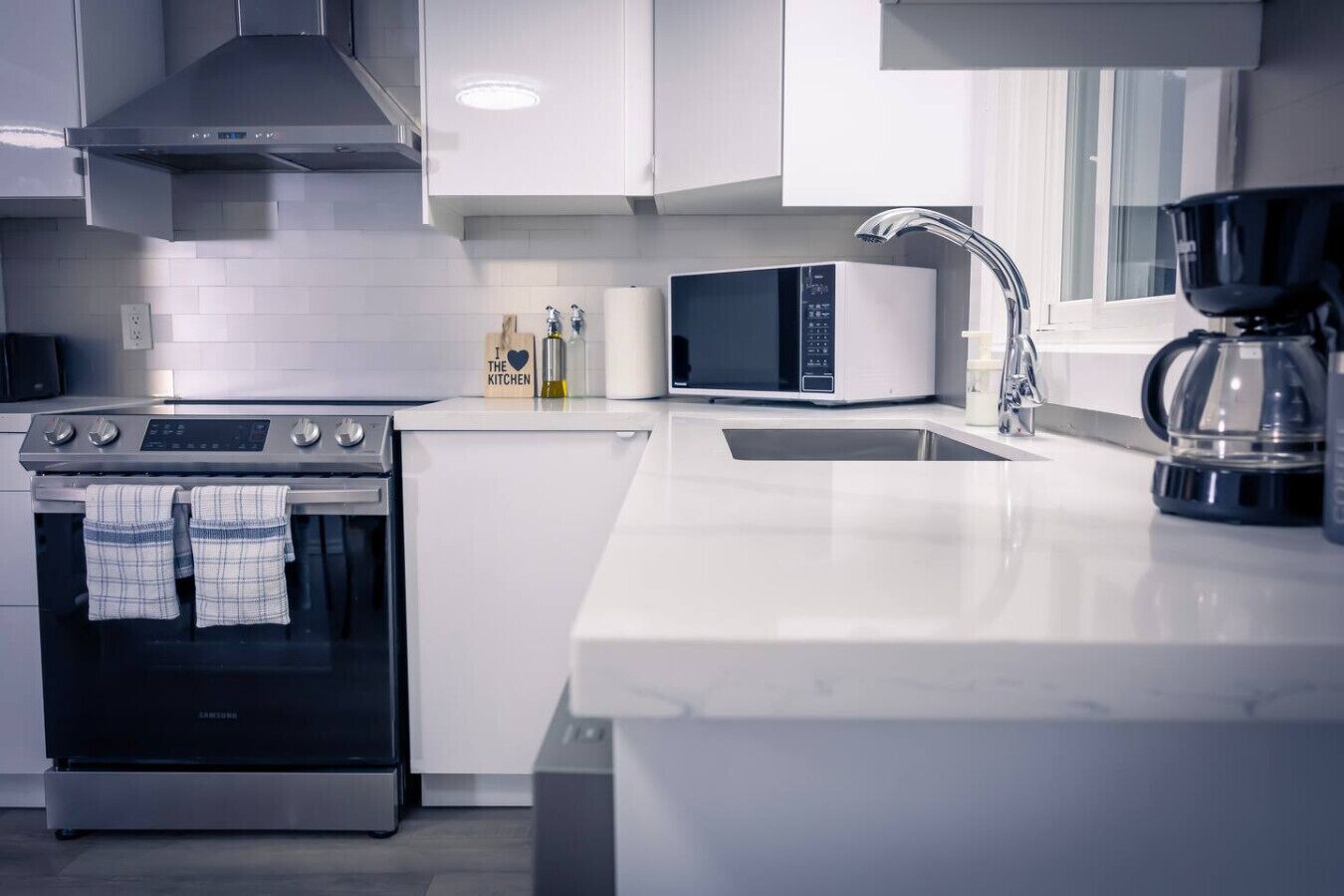 Kylskåp, mikrovågsugn, ugn och spishäll