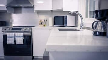 Kylskåp, mikrovågsugn, ugn och spishäll