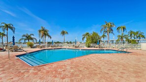 Een verwarmd zwembad