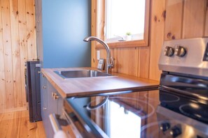 Kühlschrank, Ofen, Herdplatte, Wasserkocher mit Kaffee-/Teezubehör