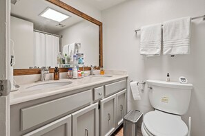 Sèche-cheveux, serviettes fournies, savon, papier toilette