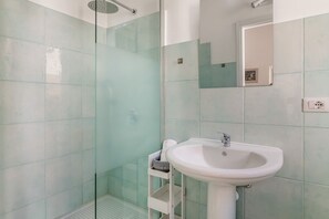 Dusche, Haartrockner, Bidet, Handtücher