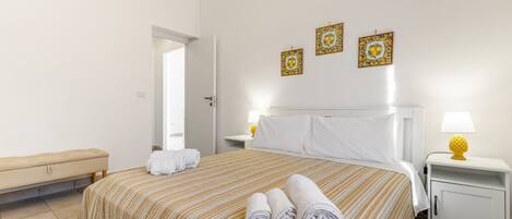 3 chambres, fer et planche à repasser, Wi-Fi, draps fournis